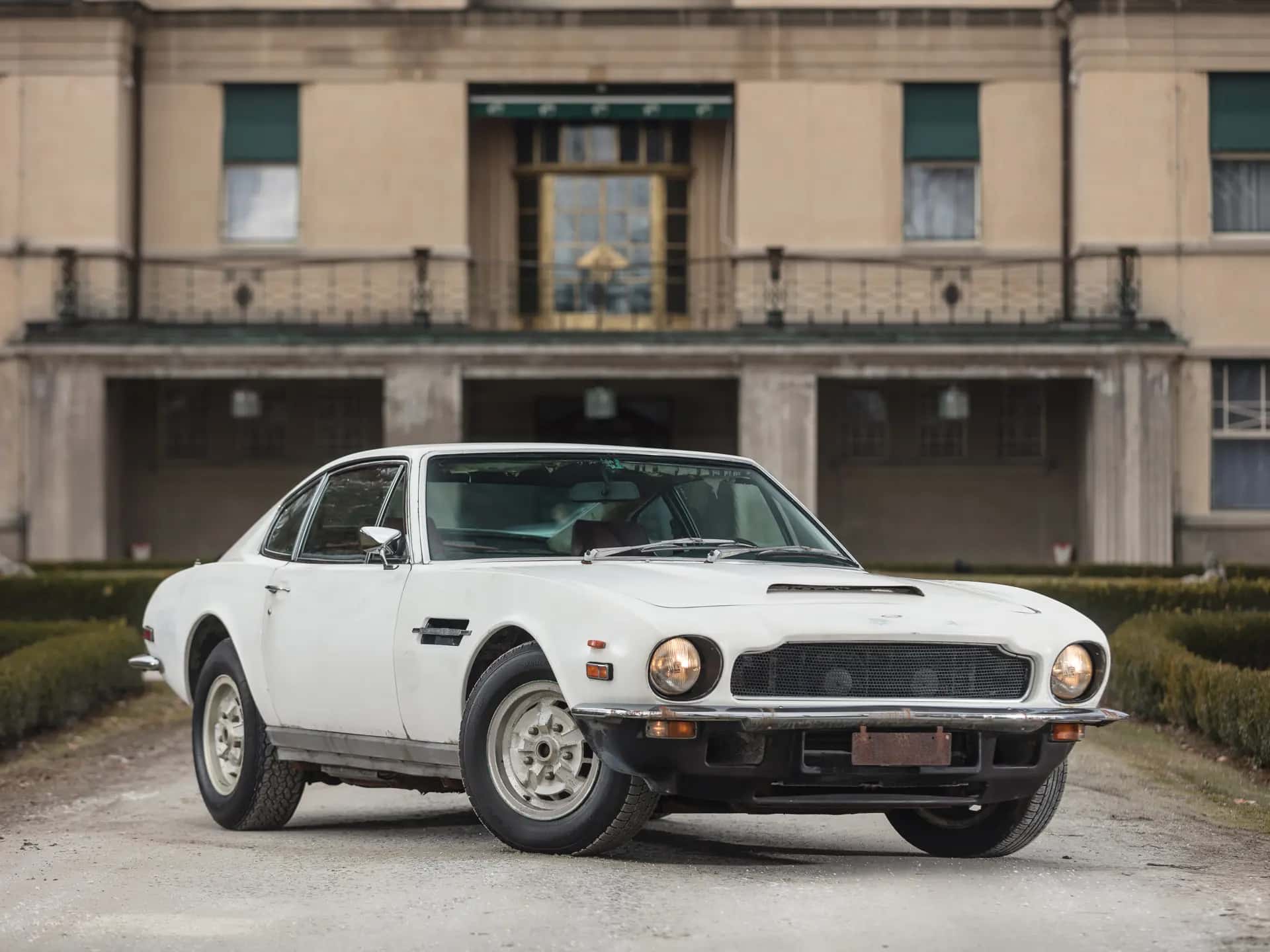 1972 Aston Martin V8 Saloon sold for €31,050