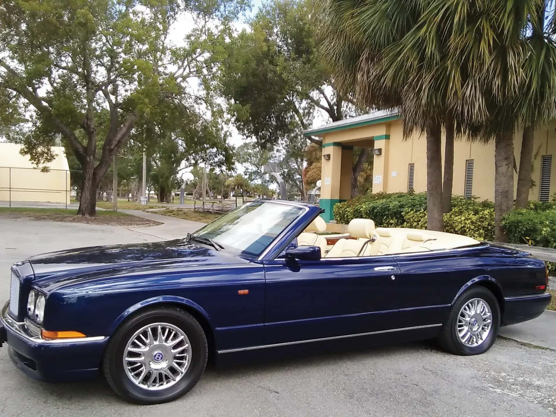 2000 Bentley Azure sold for $44,000