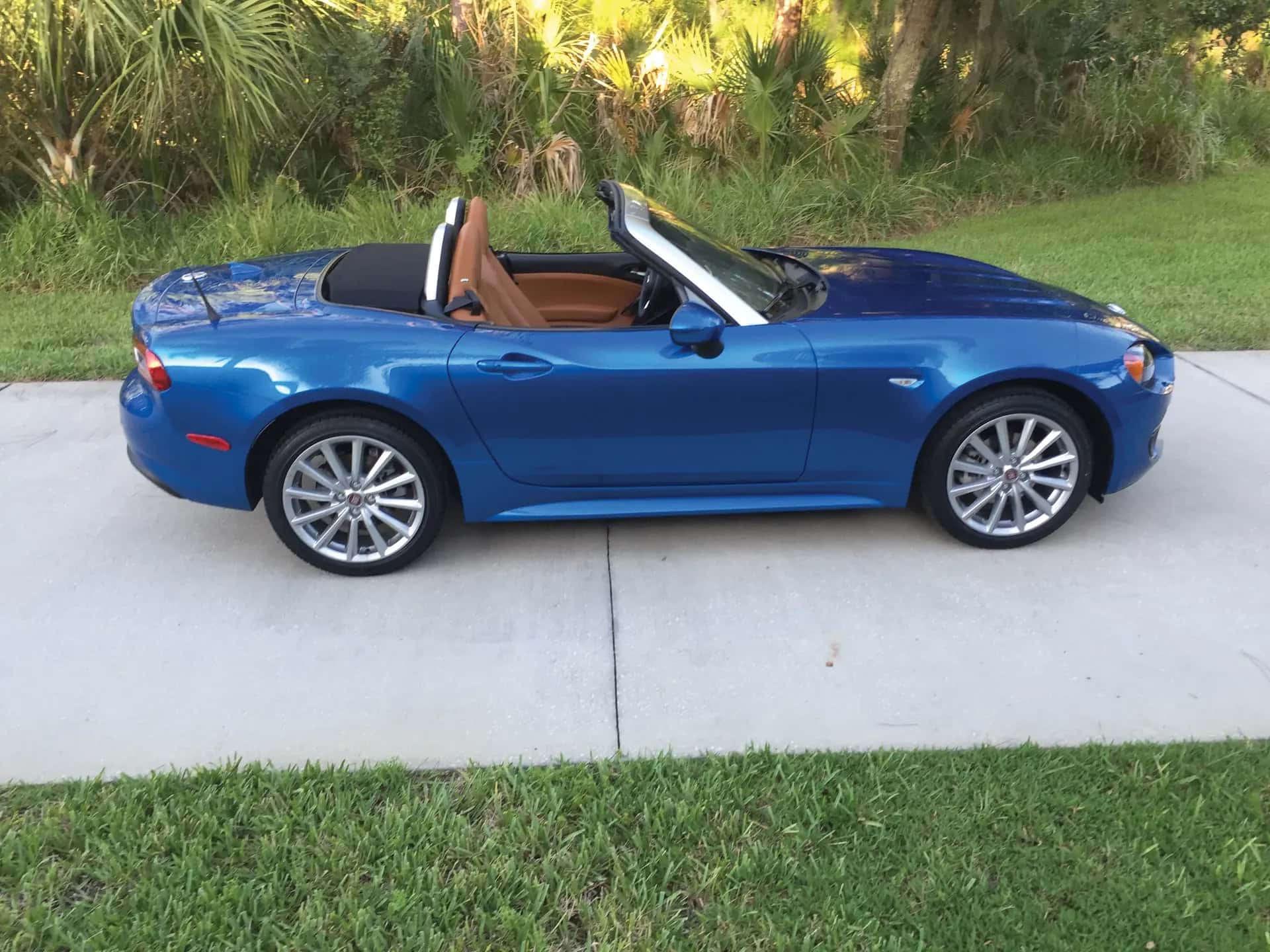 2017 Fiat 124 Spider Lusso Prima Edizione sold for $0