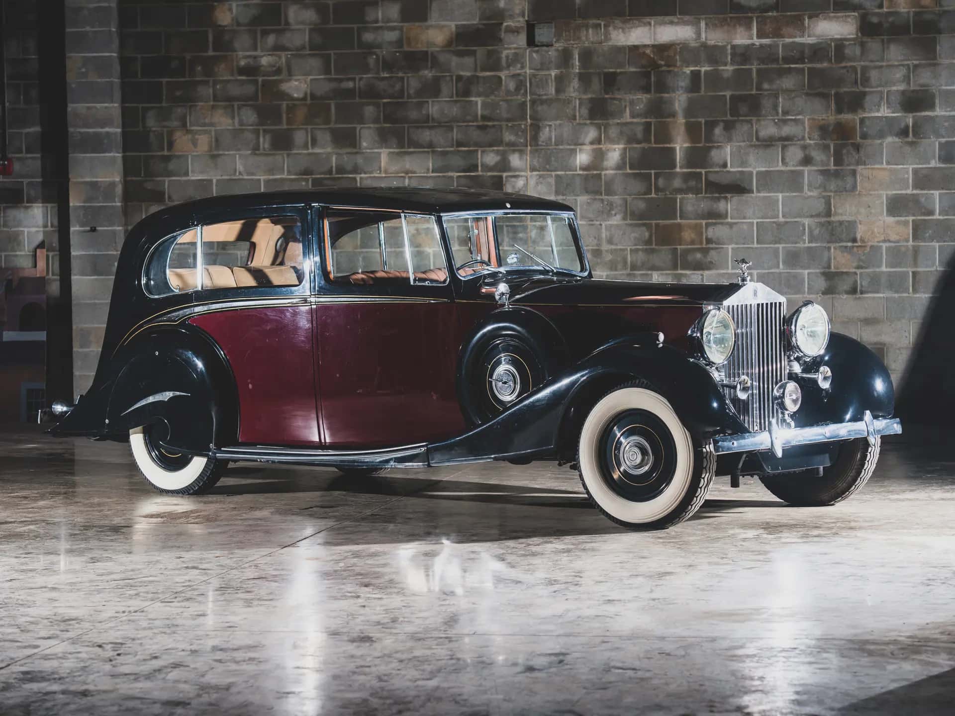 1939 Rolls-Royce Phantom III Limousine de Ville sold for $123,200