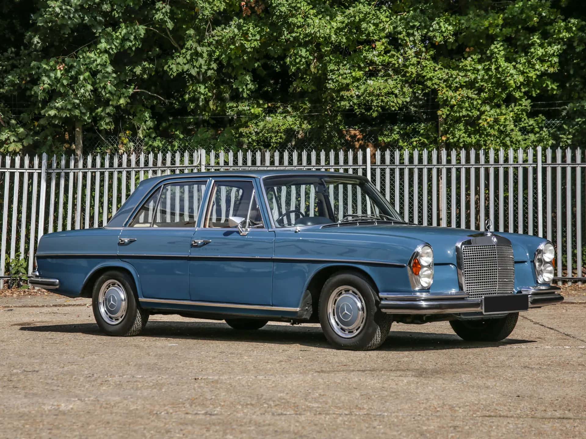 1972 Mercedes-Benz 280 SE 3.5 Saloon sold for £19,250