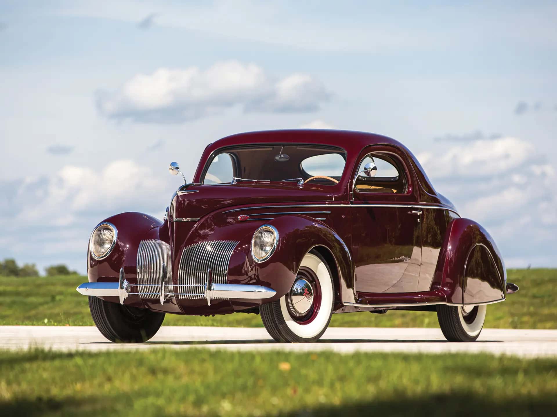 1939 Lincoln -Zephyr Coupe sold for $173,600