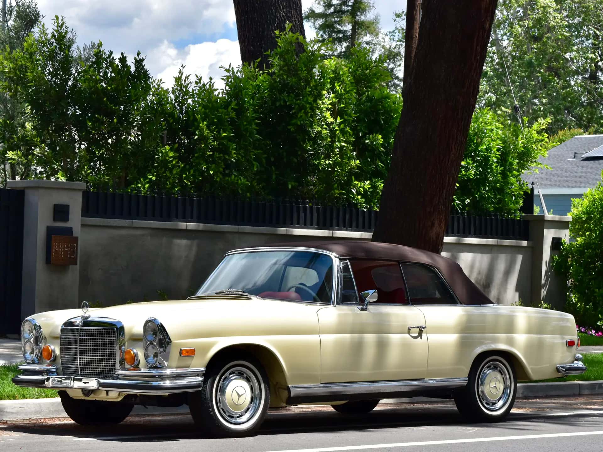 1971 Mercedes-Benz 280 SE 3.5 Cabriolet sold for $297,000