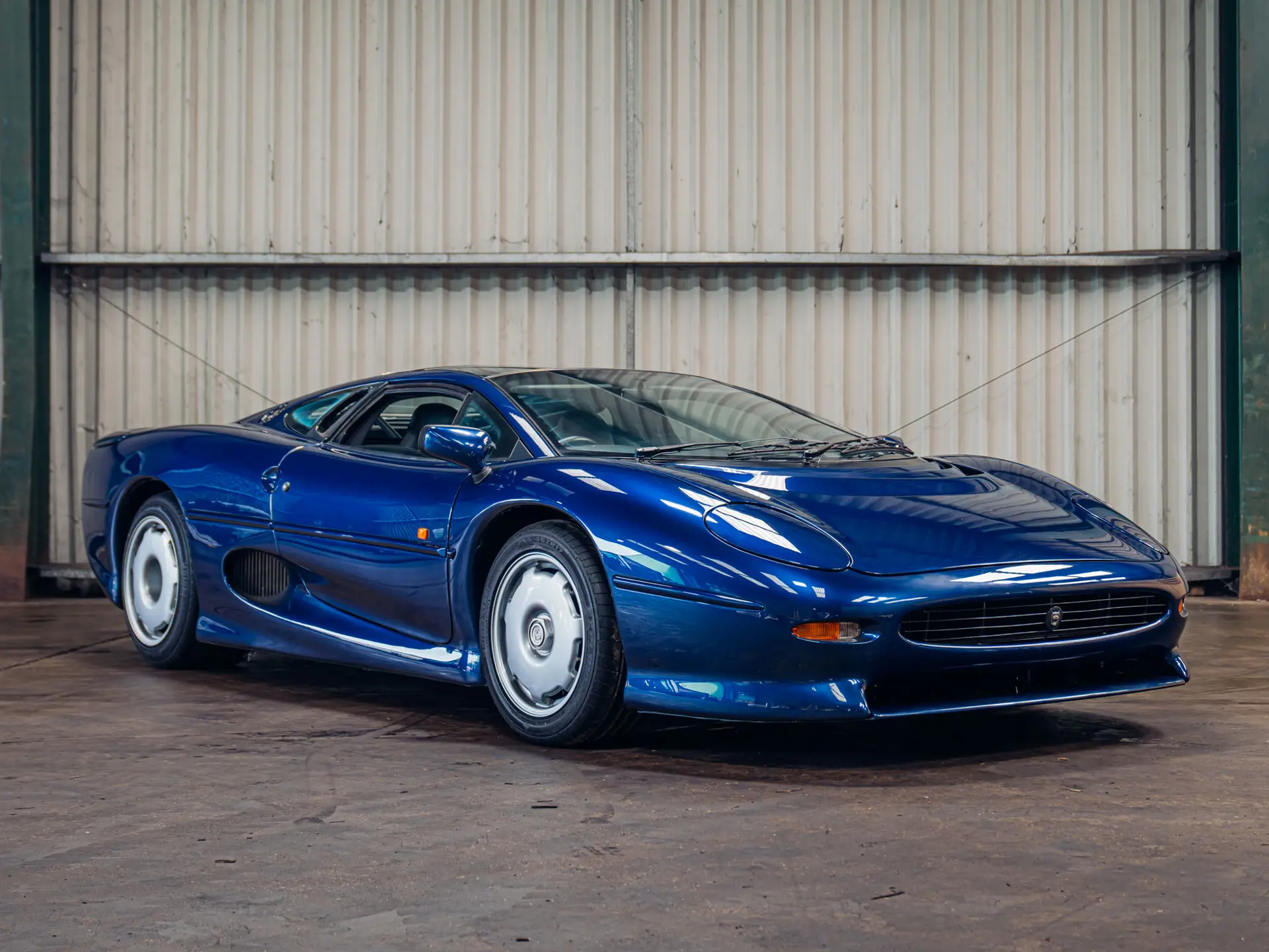 1993 Jaguar XJ220 sold for £432,500