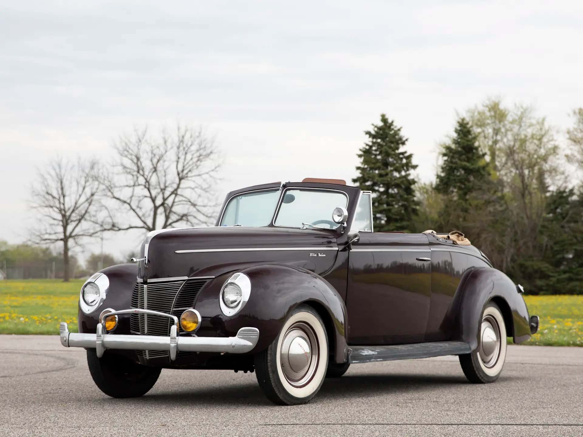 1940 Ford DeLuxe Convertible Club Coupe sold for $23,100