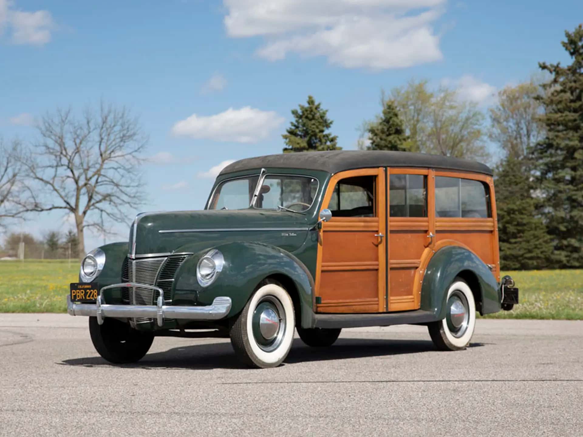 1940 Ford DeLuxe Station Wagon sold for $37,400