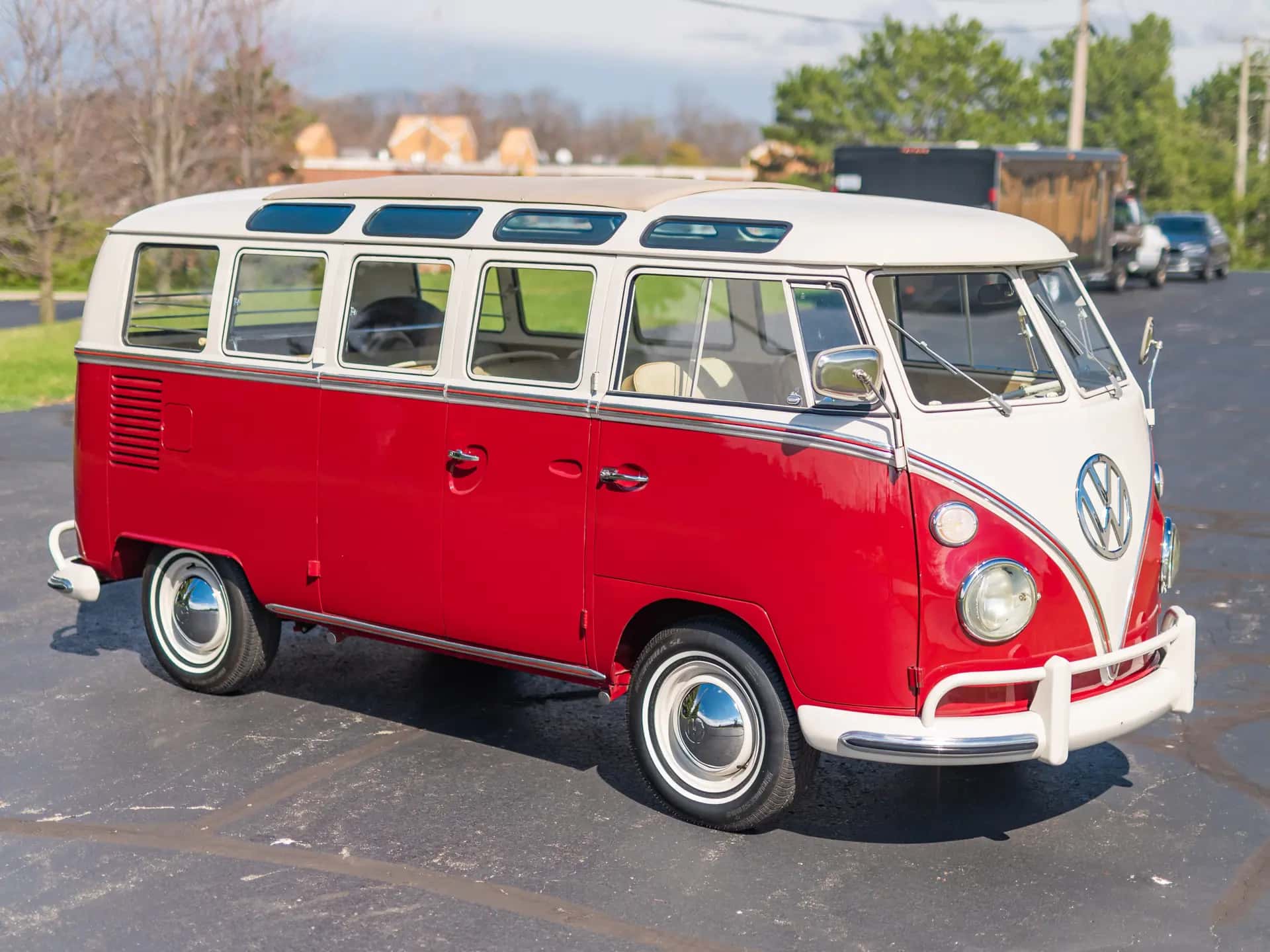 1967 Volkswagen Deluxe '21-Window' Microbus sold for $108,900