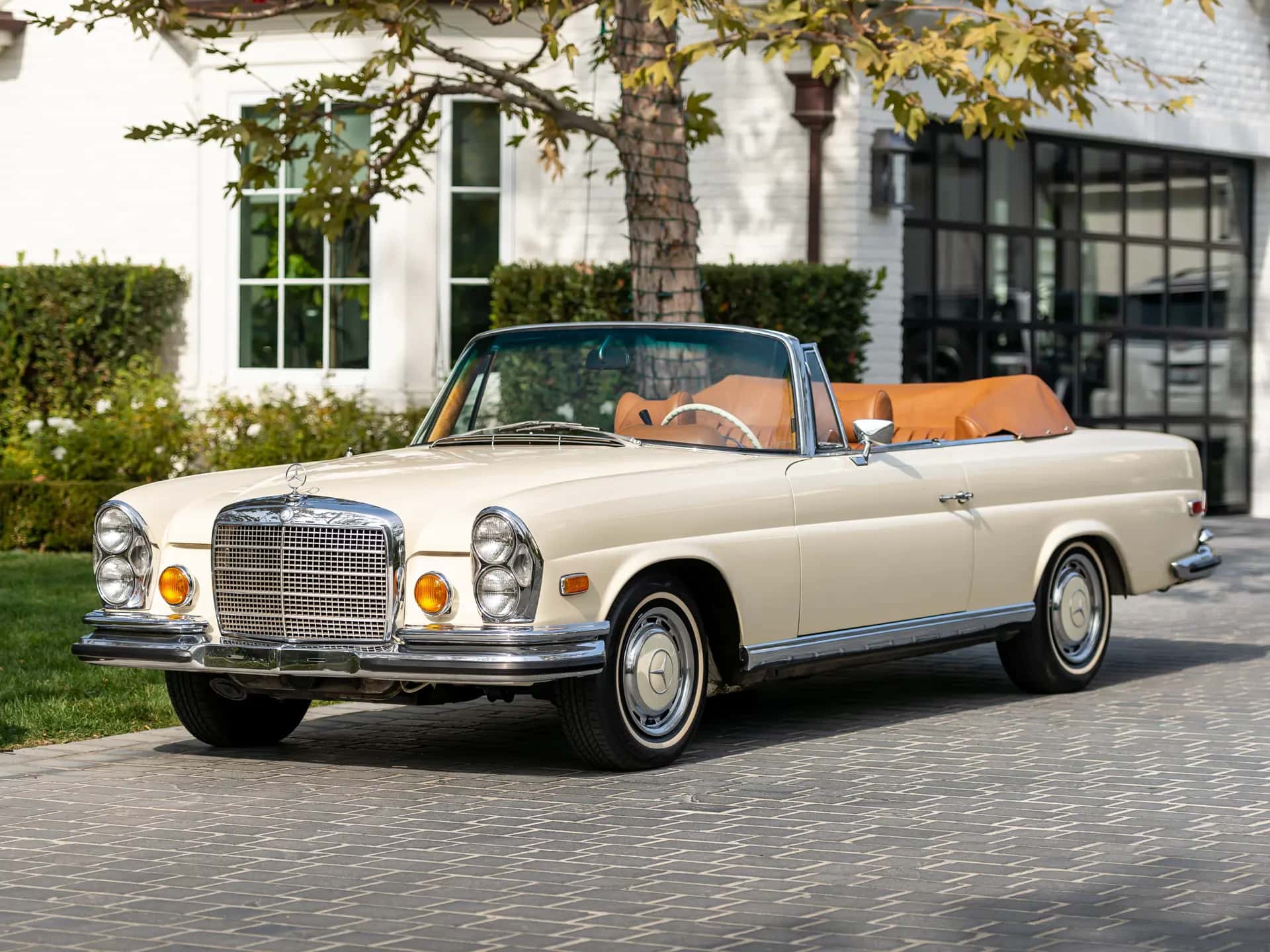 1971 Mercedes-Benz 280 SE 3.5 Cabriolet sold for $357,000