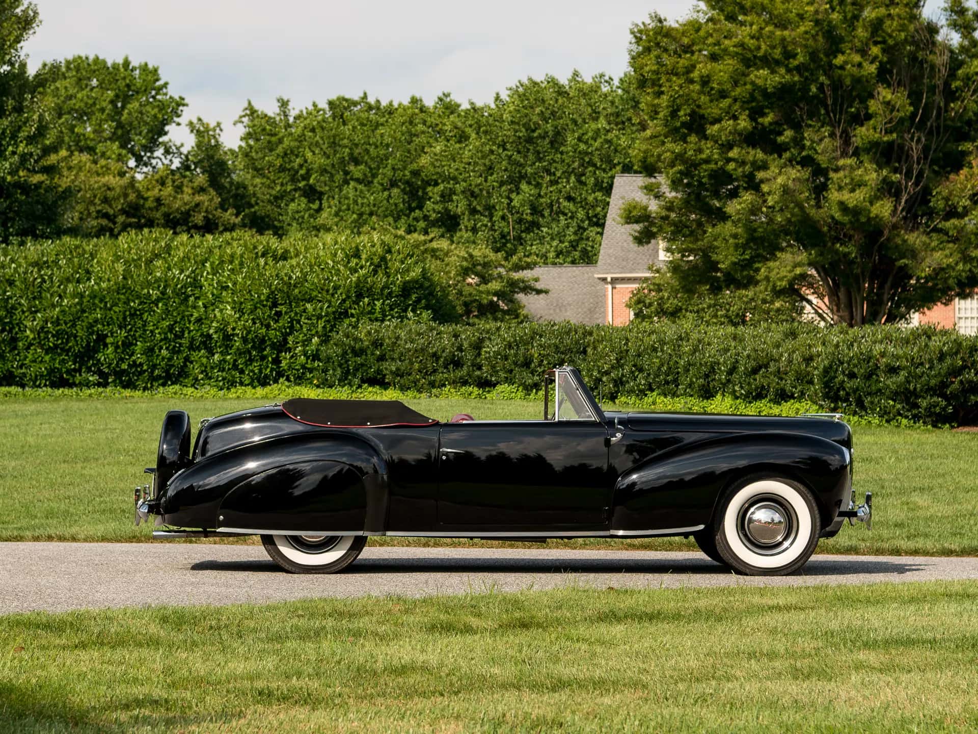 1940 Lincoln -Zephyr Continental Cabriolet sold for $46,200