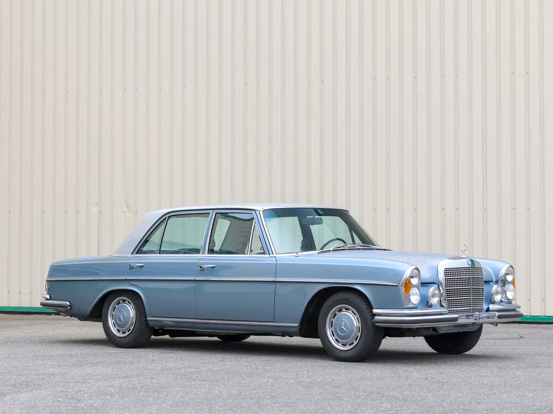 1971 Mercedes-Benz 280 SE 3.5 Saloon sold for $8,050