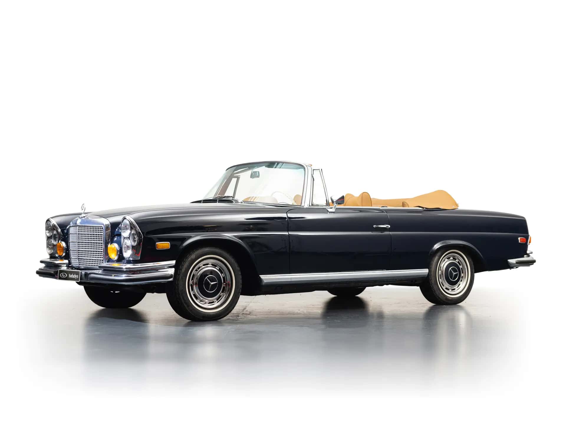 1970 Mercedes-Benz 280 SE 3.5 Cabriolet sold for $235,625