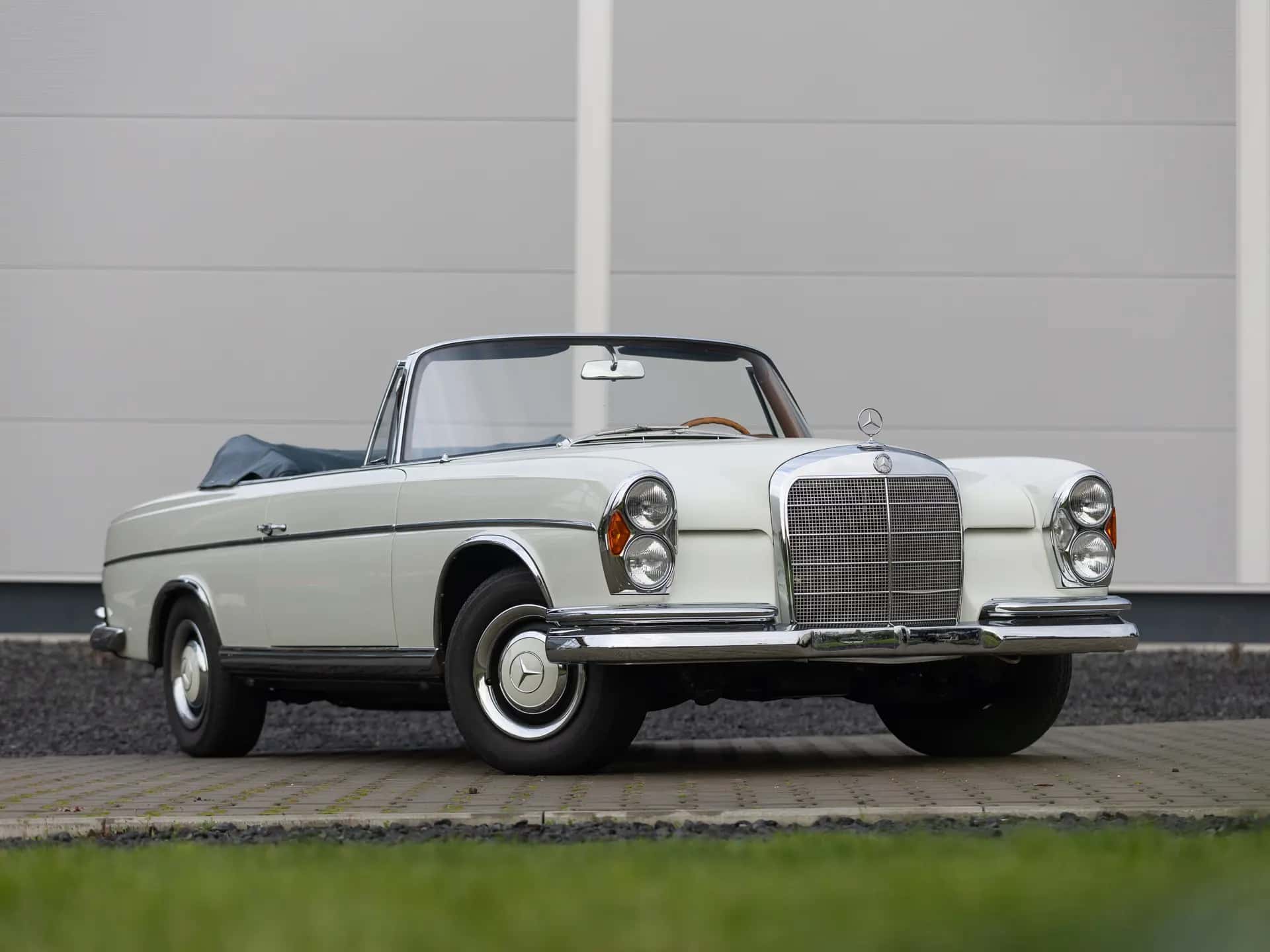 1965 Mercedes-Benz 300 SE Cabriolet sold for €0