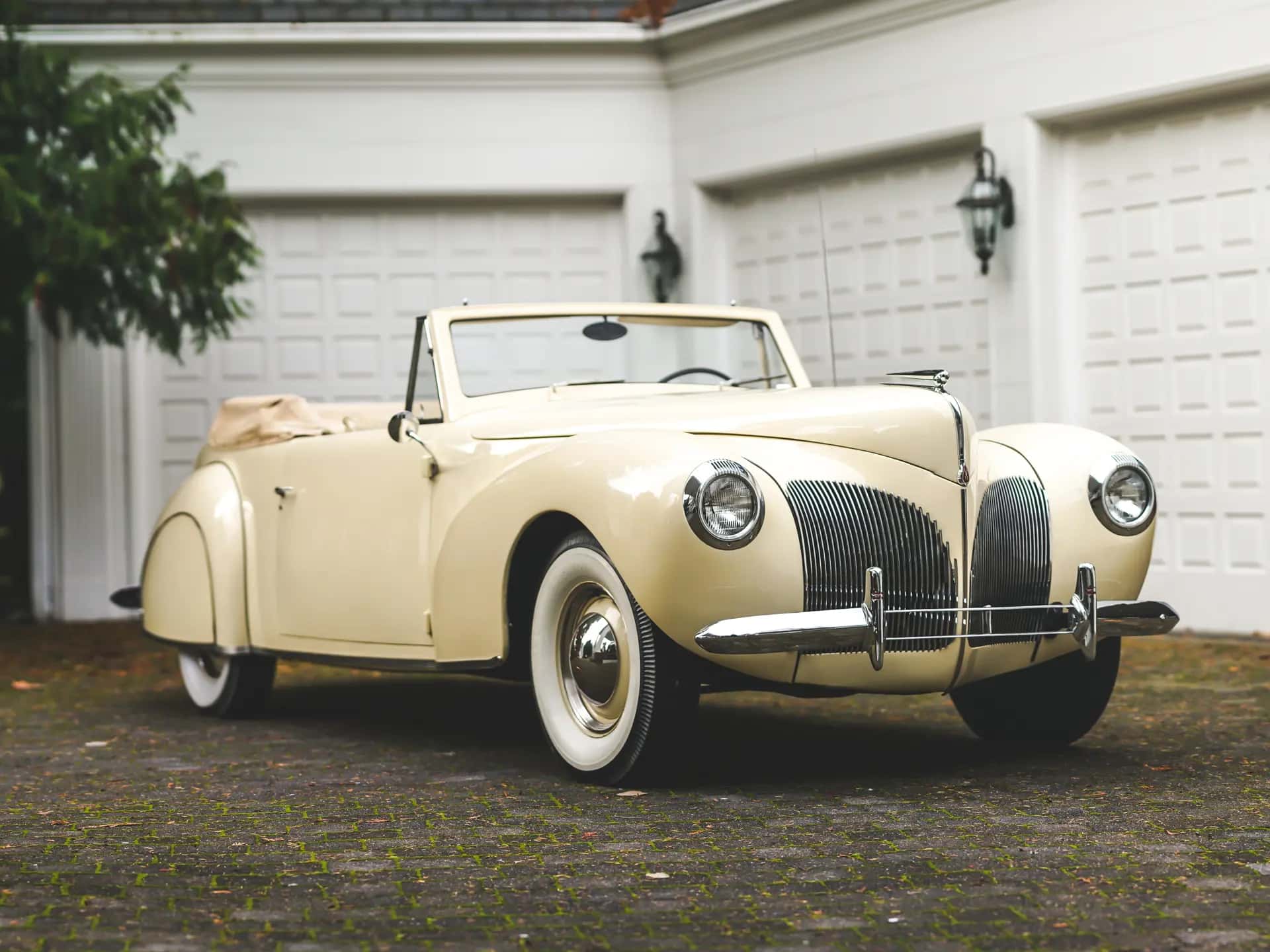 1940 Lincoln Continental Cabriolet sold for $42,560