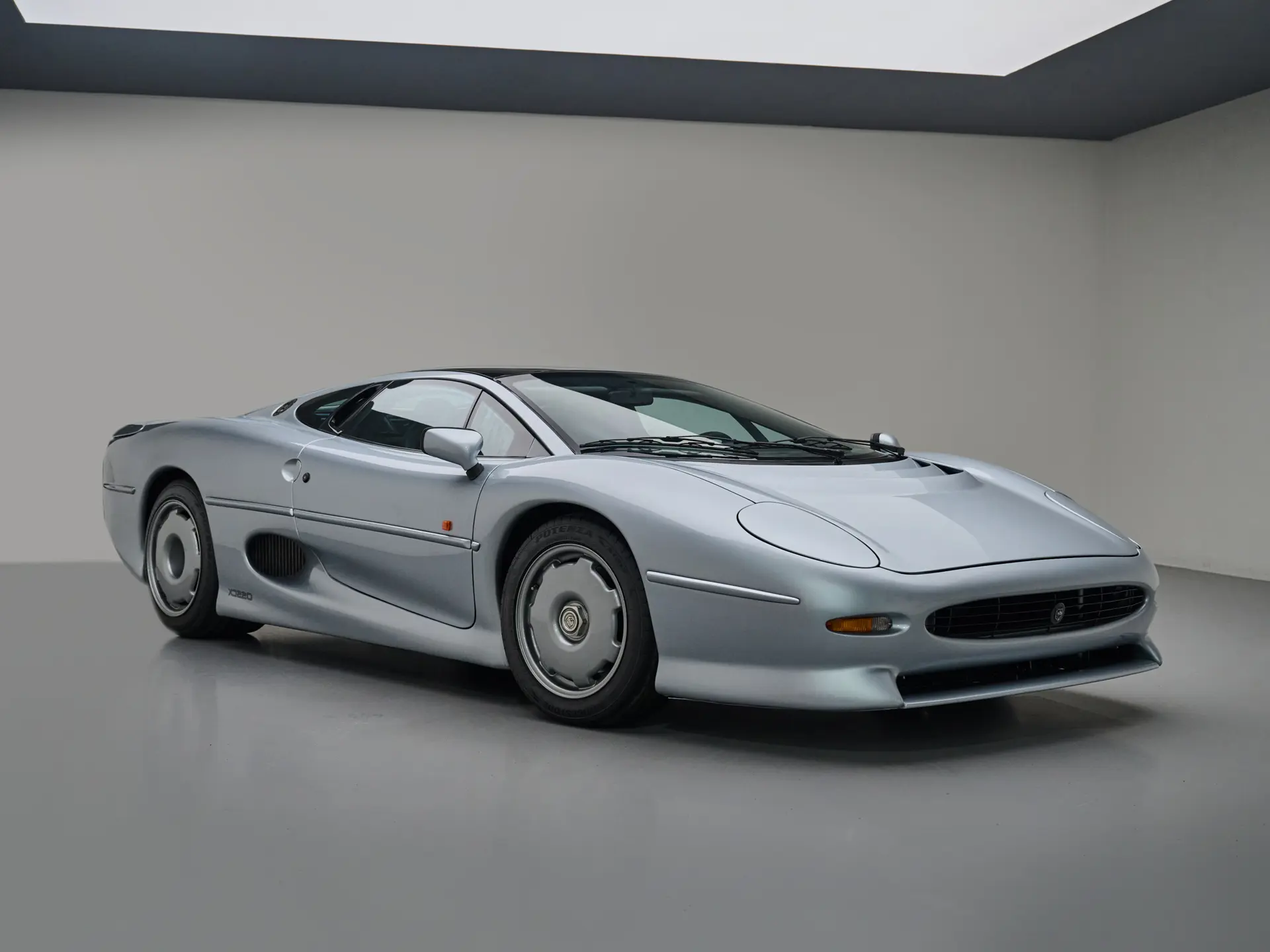1993 Jaguar XJ220 sold for $466,250