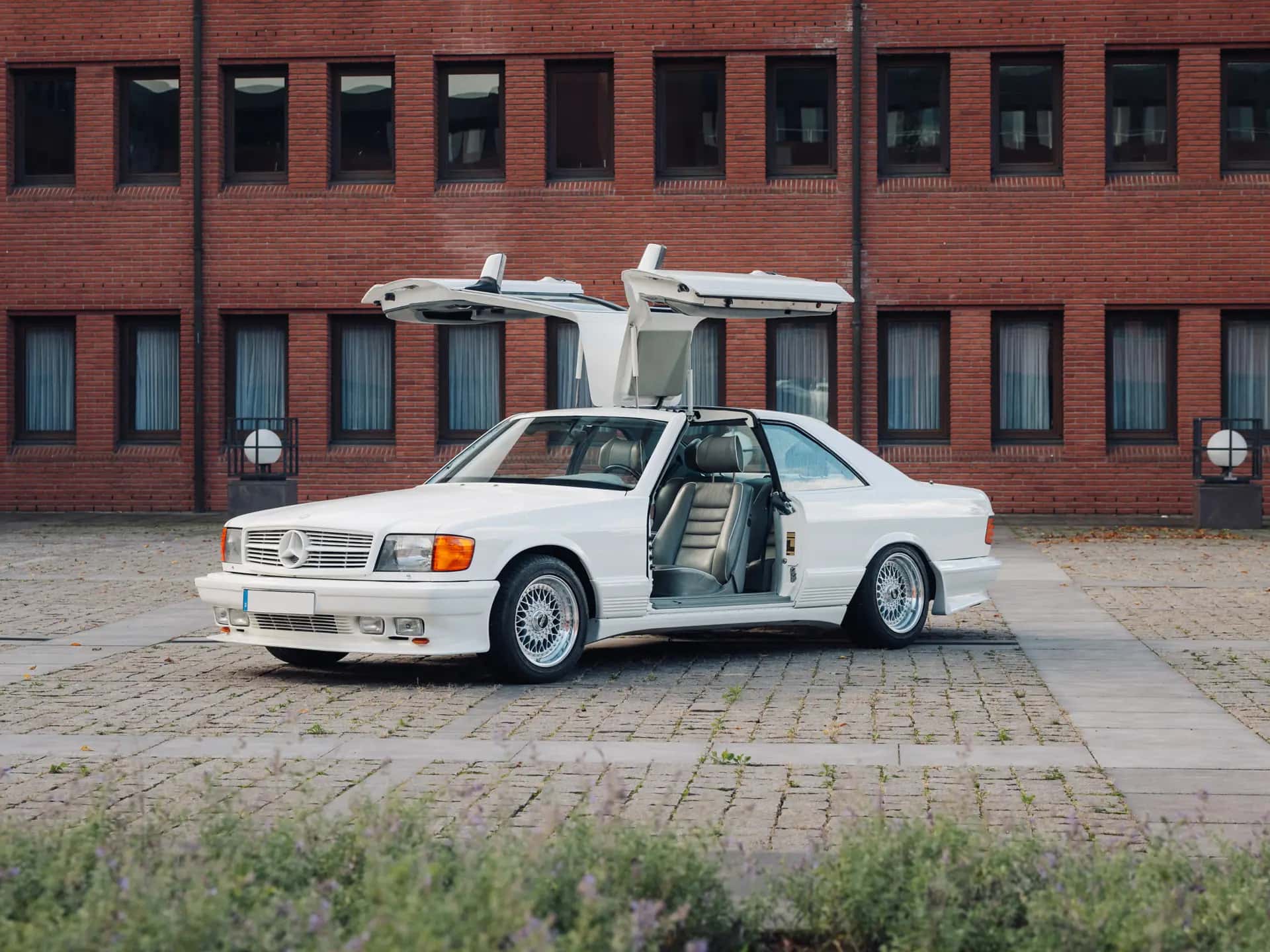 1984 Mercedes-Benz 500 SEC 'Gullwing' sold for €0