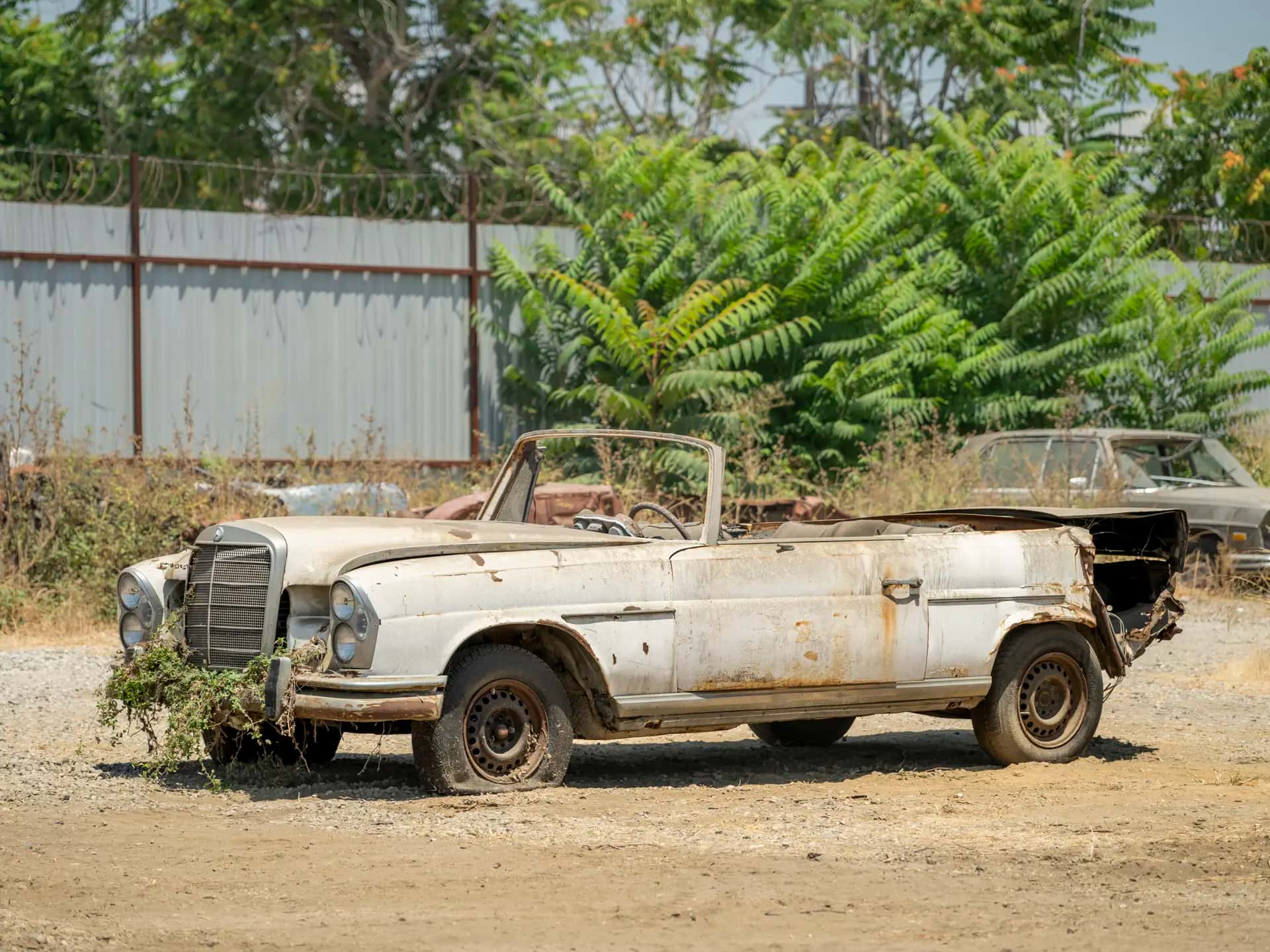 1965 Mercedes-Benz 220 SE Cabriolet sold for $17,360