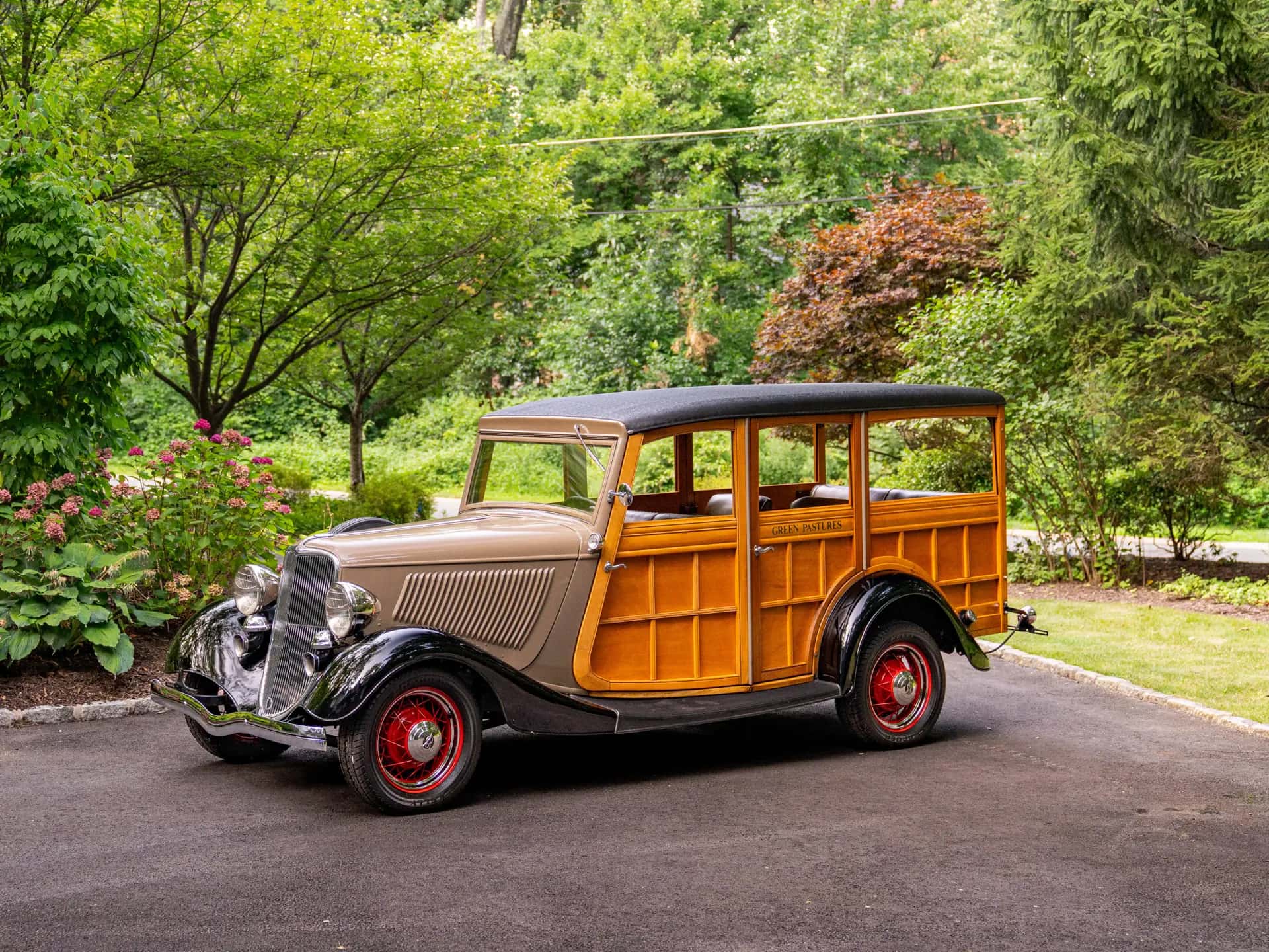 1933 Ford V-8 Station Wagon sold for $36,300