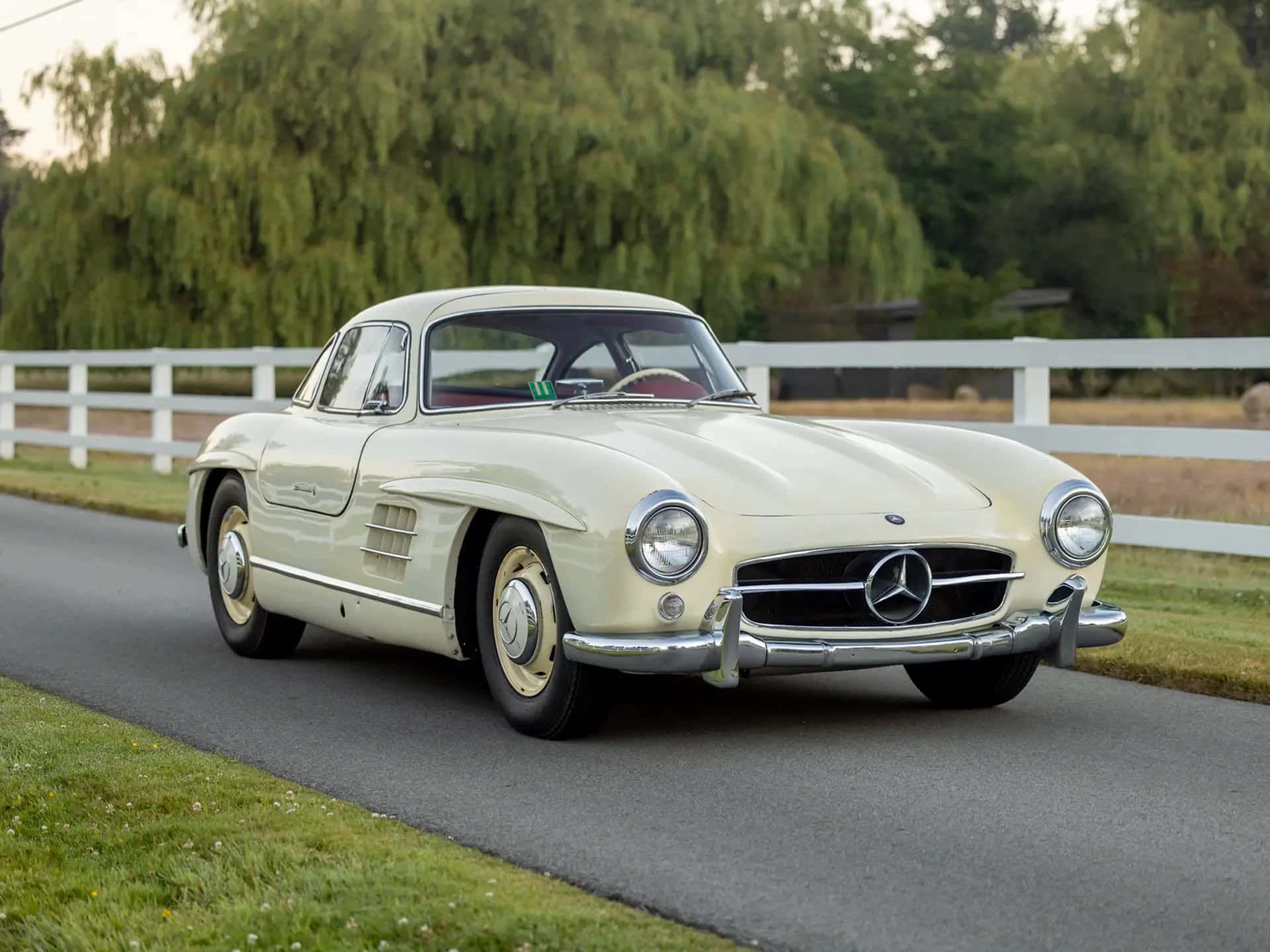 1955 Mercedes-Benz 300 SL Gullwing sold for $1,380,000
