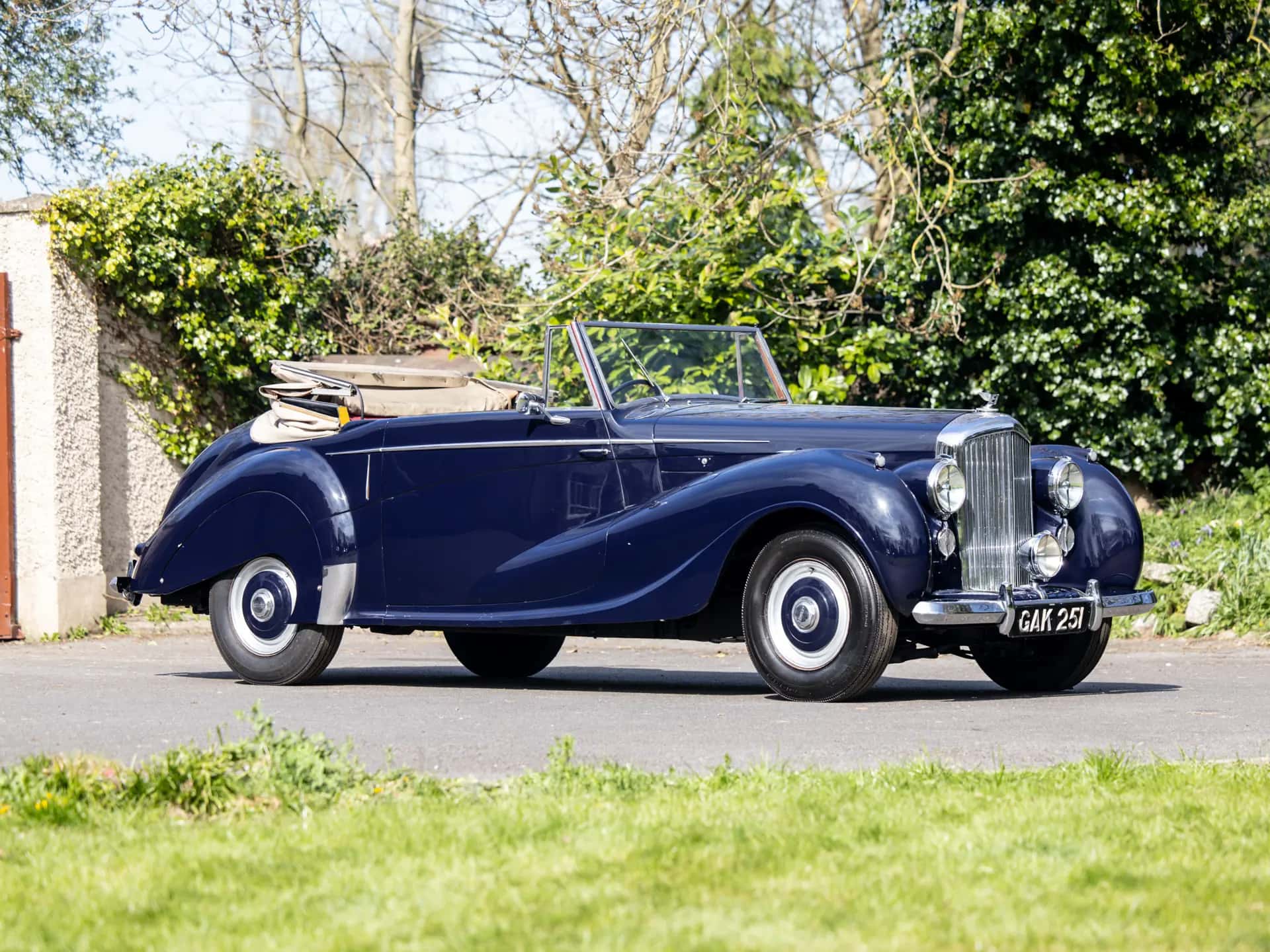 1947 Bentley Mark VI Drophead Coupé sold for £33,350
