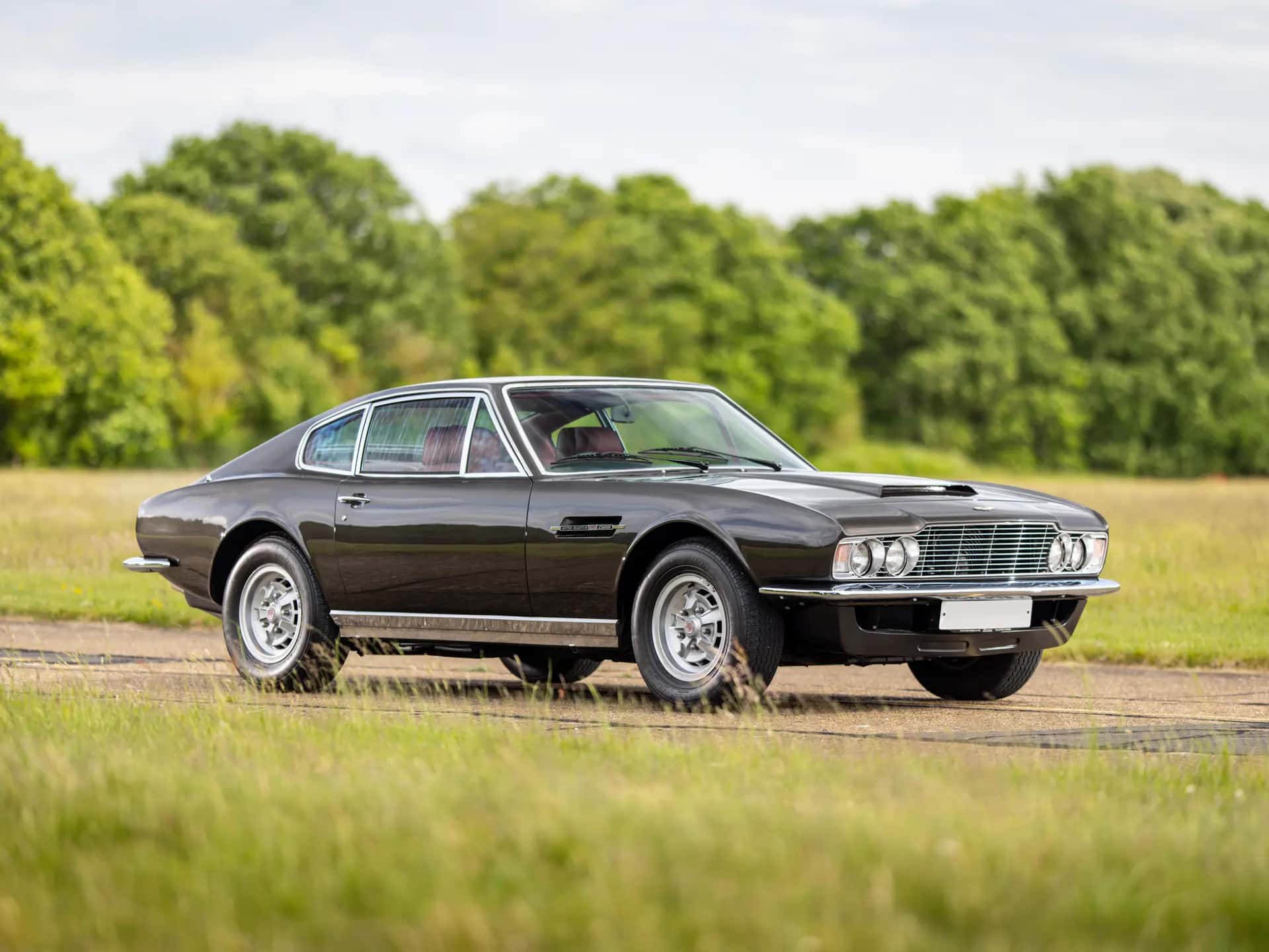 1971 Aston Martin DBS V8 sold for £63,250