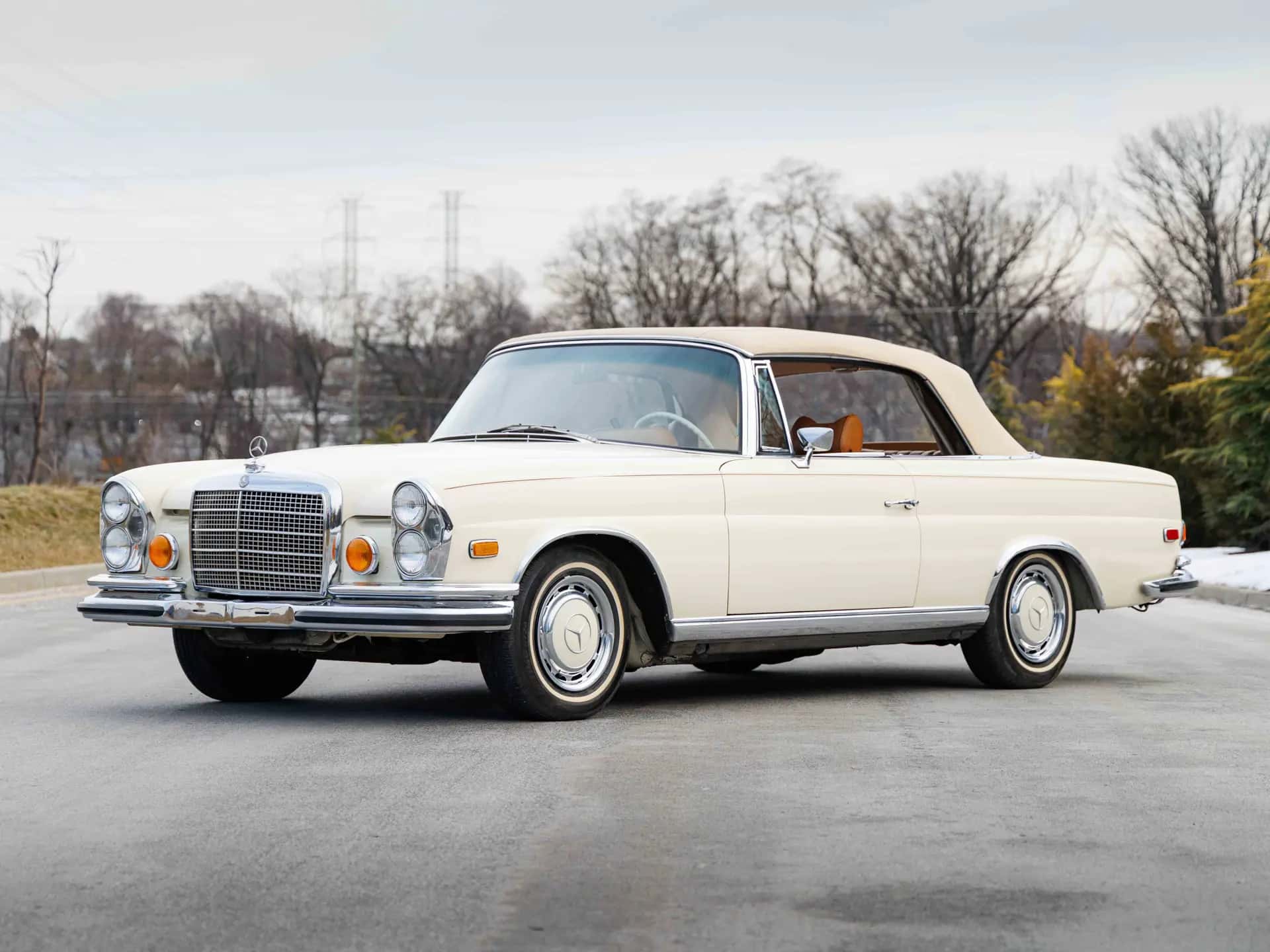 1971 Mercedes-Benz 280 SE 3.5 Cabriolet sold for $320,000