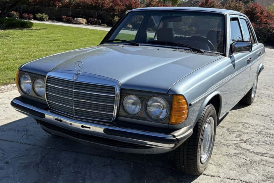 1985 Mercedes-Benz W123 sold for $4,287