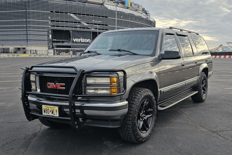 1999 GMC Suburban (GMT400 1992-1999) sold for $14,250
