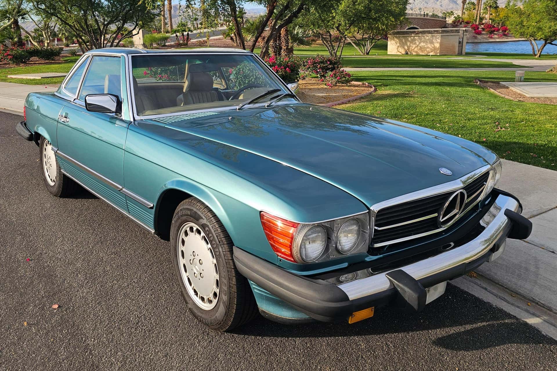 1986 Mercedes-Benz R107 SL sold for $11,560