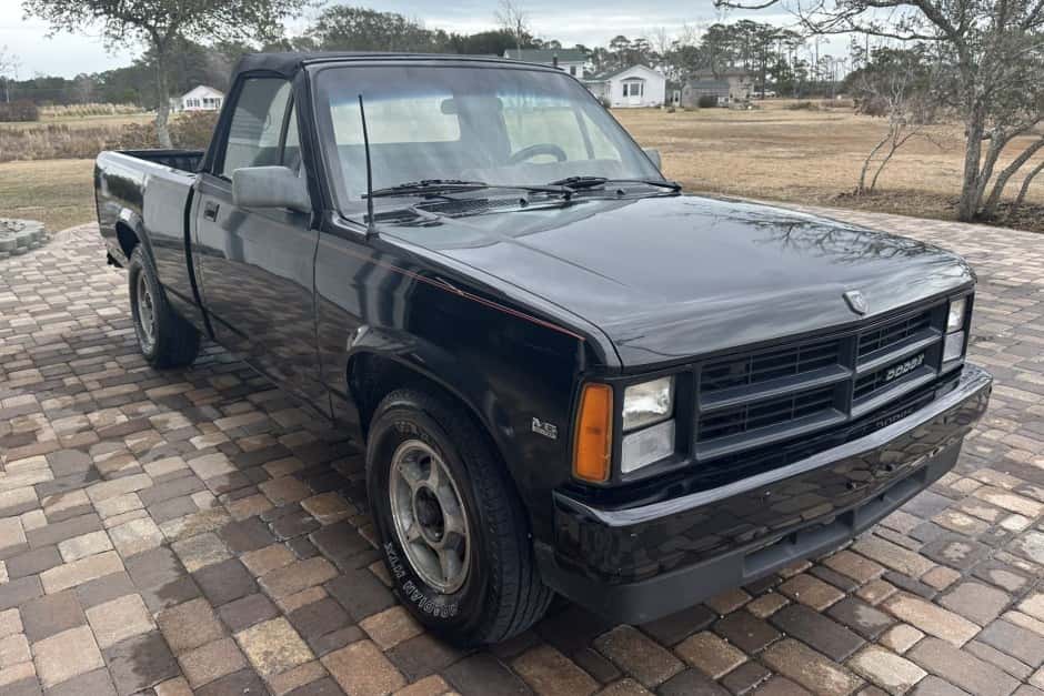 1989 Dodge Dakota (1987-1996) sold for $3,300