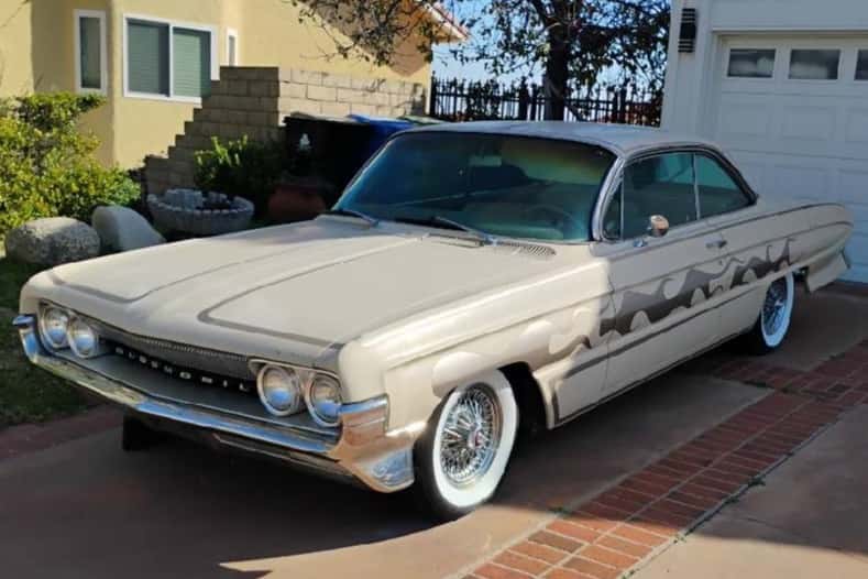 1961 Oldsmobile 88 sold for $6,861