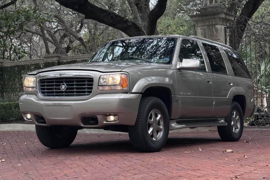 2000 Cadillac Escalade GMT400 (1999-2000) sold for $5,958