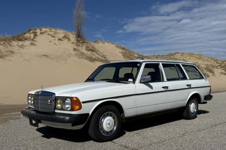 1985 Mercedes-Benz W123 sold for $18,025