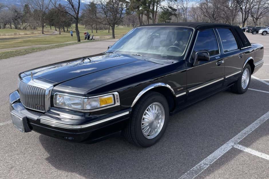 1997 Lincoln Town Car sold for $16,500