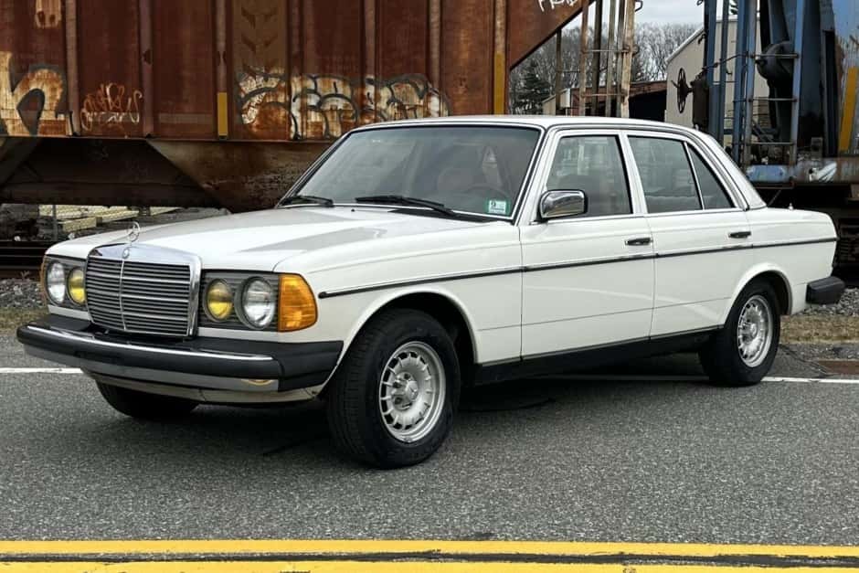 1982 Mercedes-Benz W123 sold for $17,750