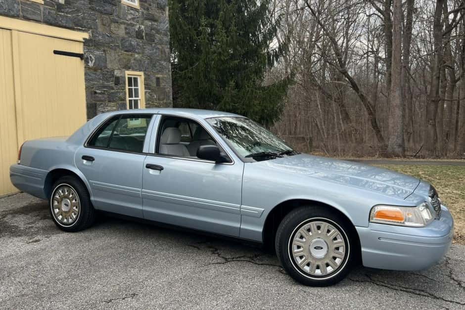 2004 Ford Crown Victoria sold for $32,768