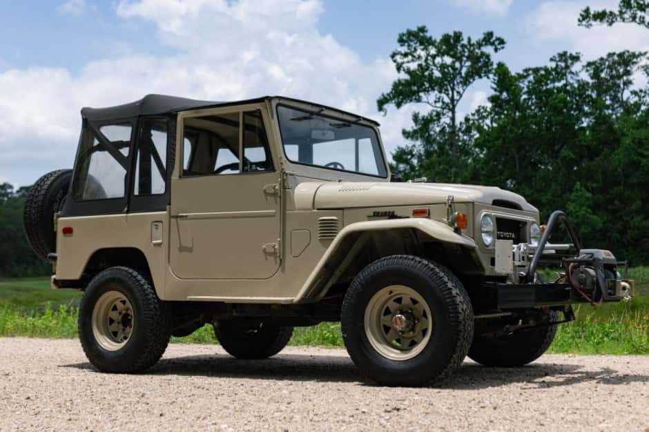 1974 Toyota Land Cruiser FJ40 sold for $7,800