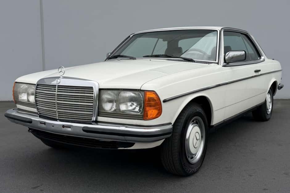 1982 Mercedes-Benz W123 sold for $8,982