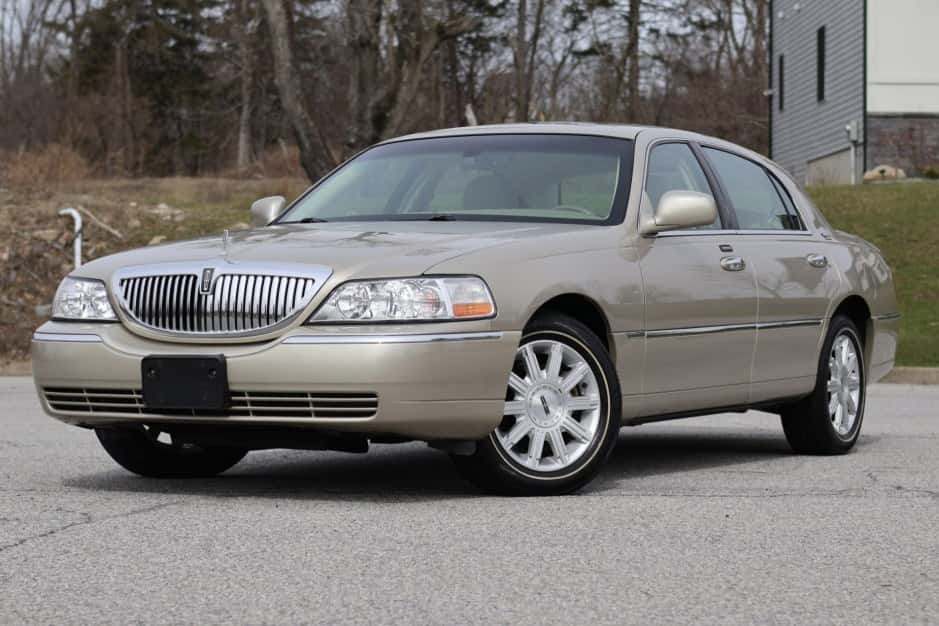 2006 Lincoln Town Car sold for $22,250