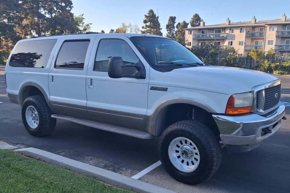 2000 Ford Excursion sold for $7,687