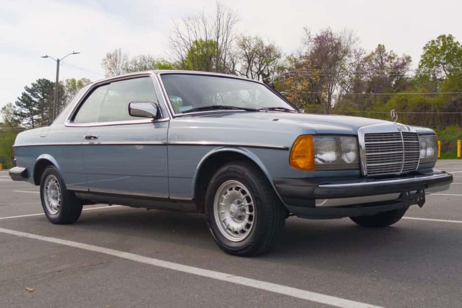 1985 Mercedes-Benz W123 sold for $17,500