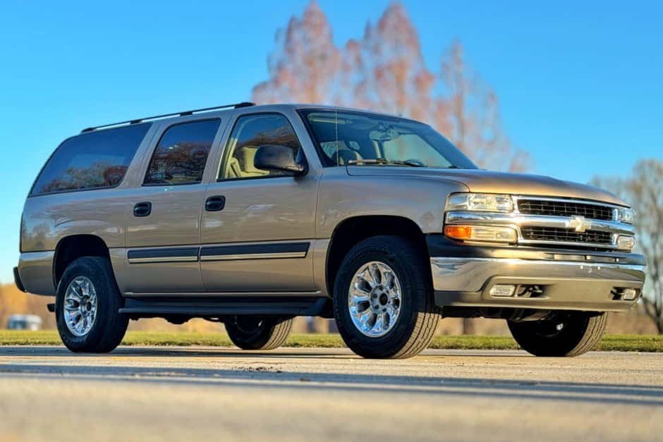 2005 Chevrolet Suburban (GMT800 2000-2006) sold for $13,400