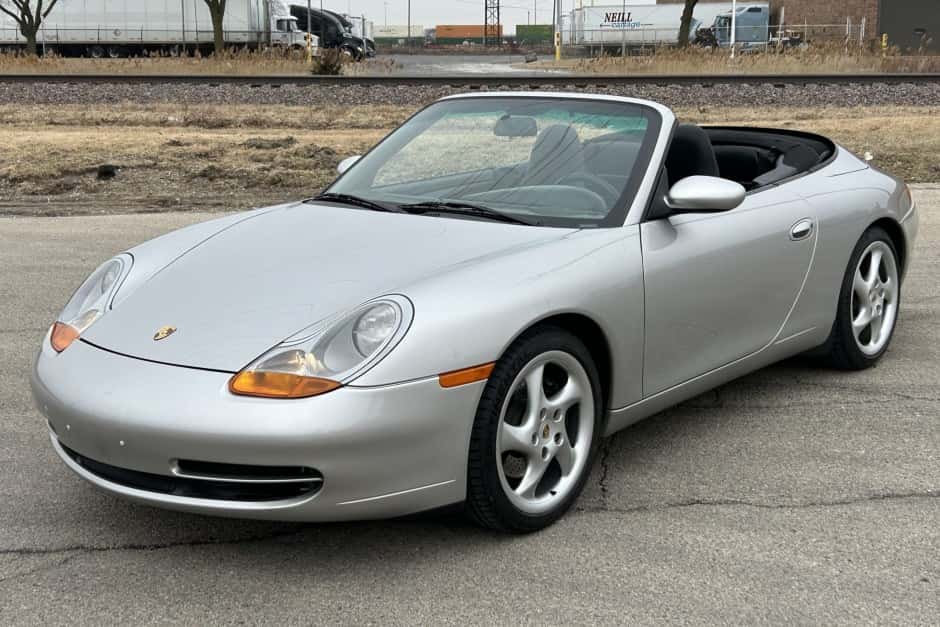 1999 Porsche 996 911 Carrera sold for $37,600
