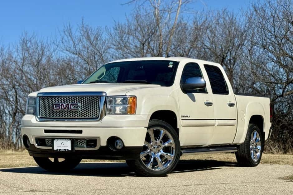 2012 GMC Sierra (GMT900 2007-2013) sold for $18,001