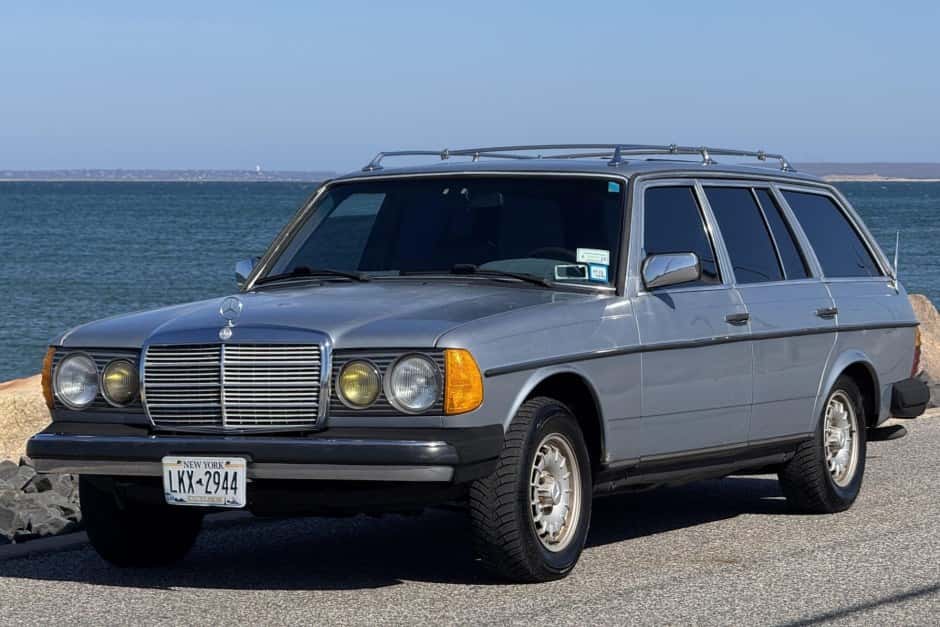 1984 Mercedes-Benz W123 sold for $7,777