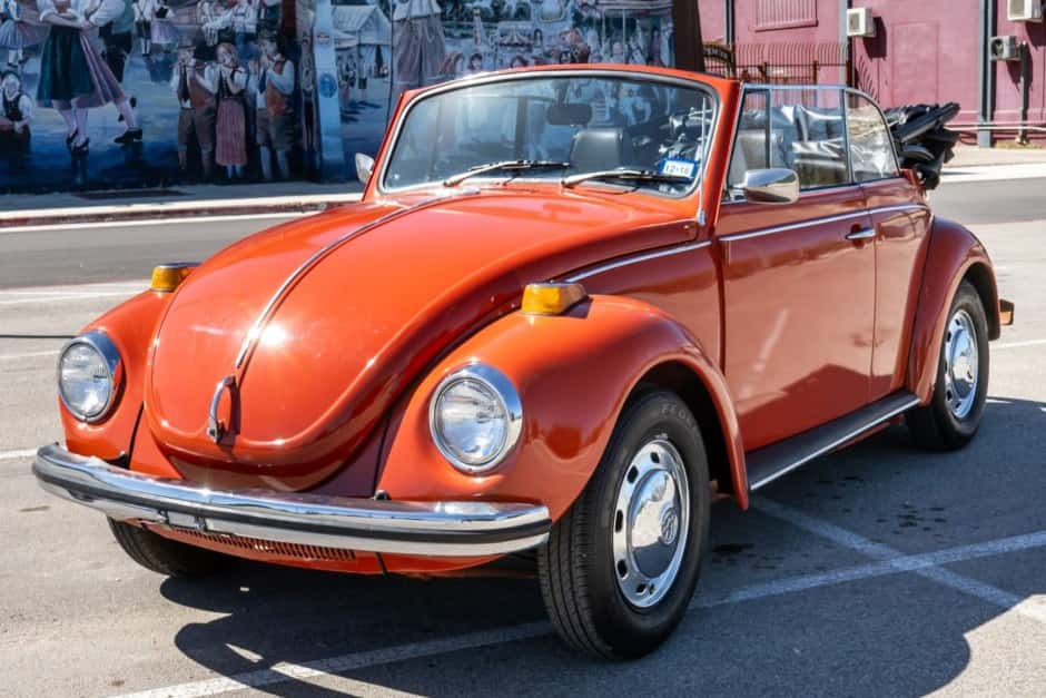 1972 Volkswagen Super Beetle sold for $10,800