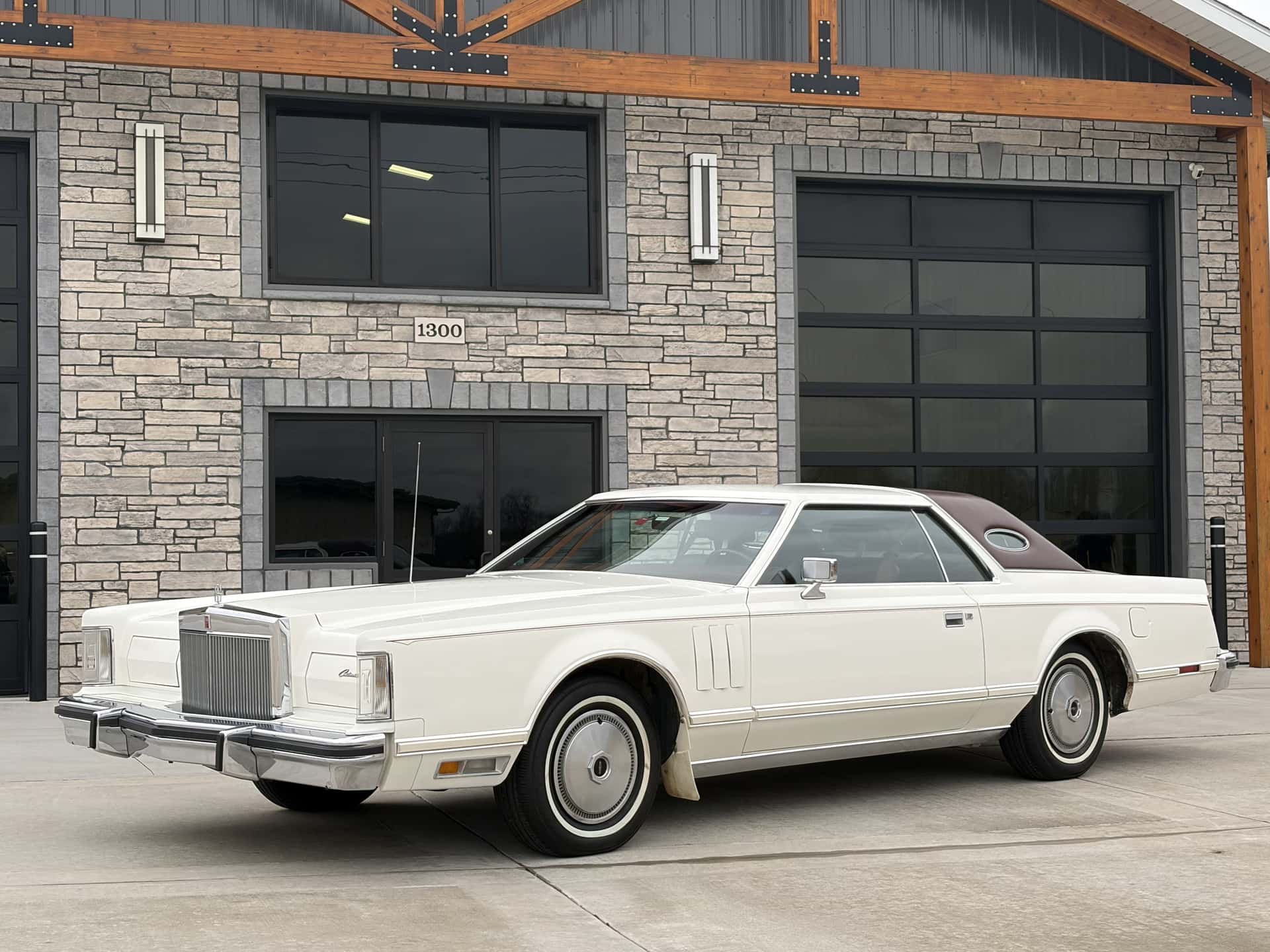 1977 Lincoln Continental Mark V sold for $9,250