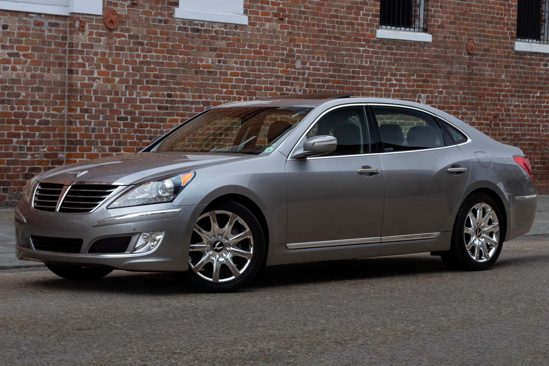2013 Hyundai Equus sold for $18,000