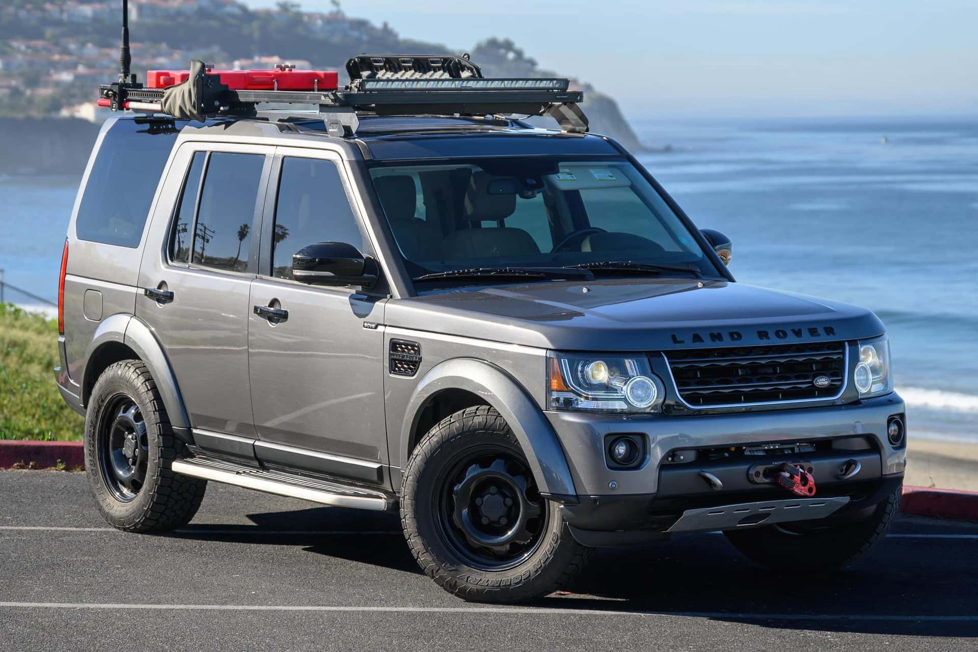 2016 Land Rover LR4 sold for $9,000