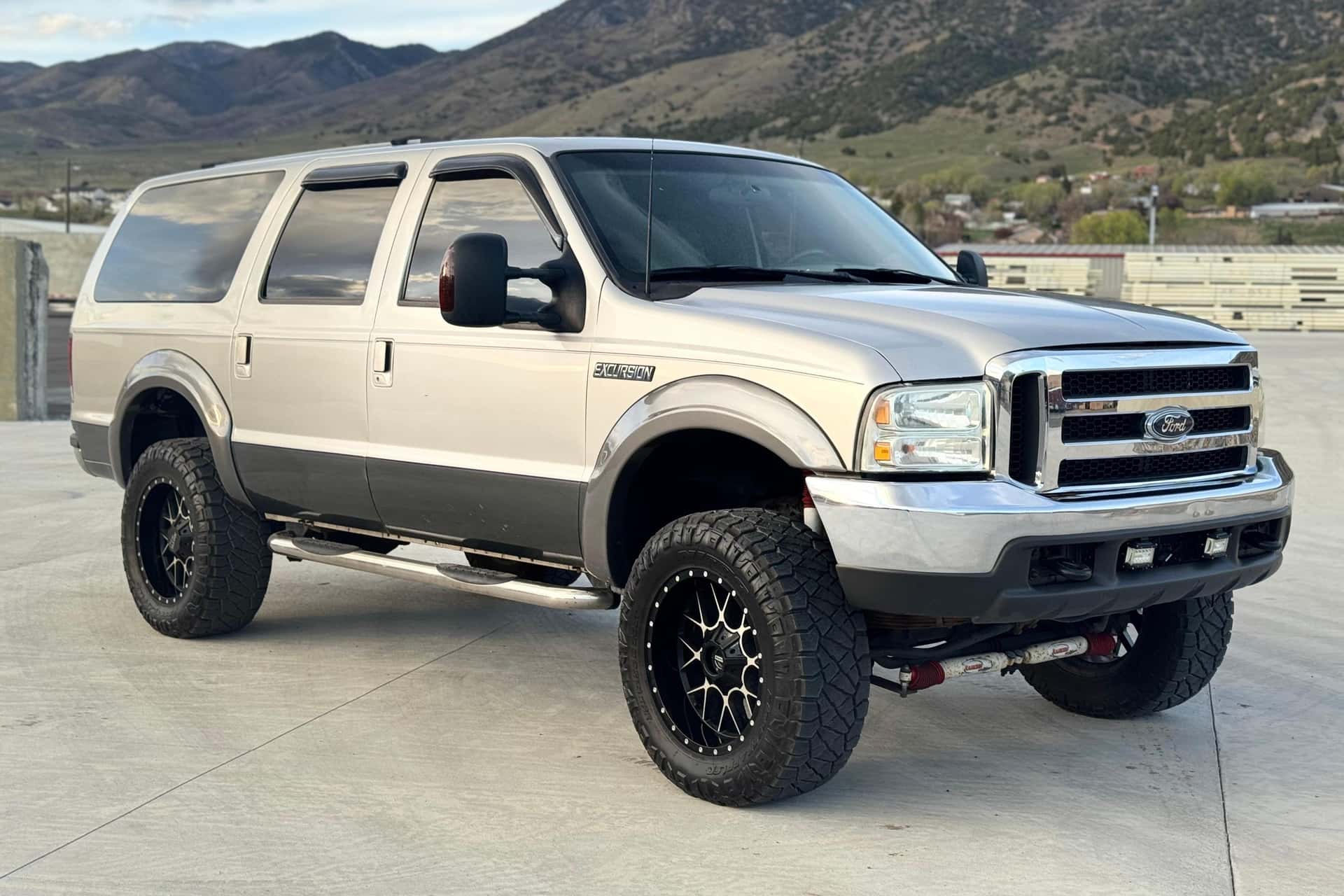 2002 Ford Excursion sold for $22,750