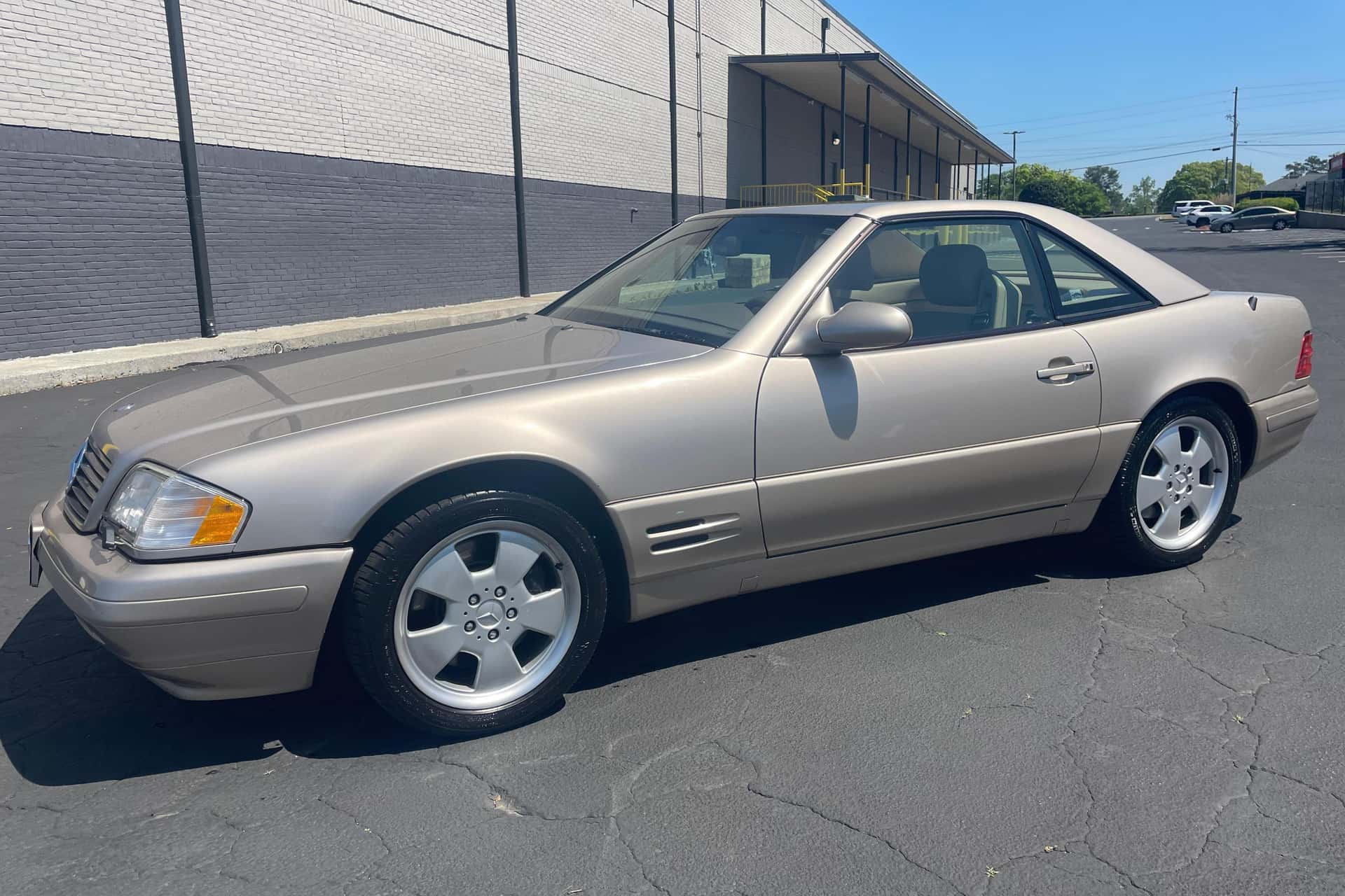 2000 Mercedes-Benz R129 SL sold for $7,100